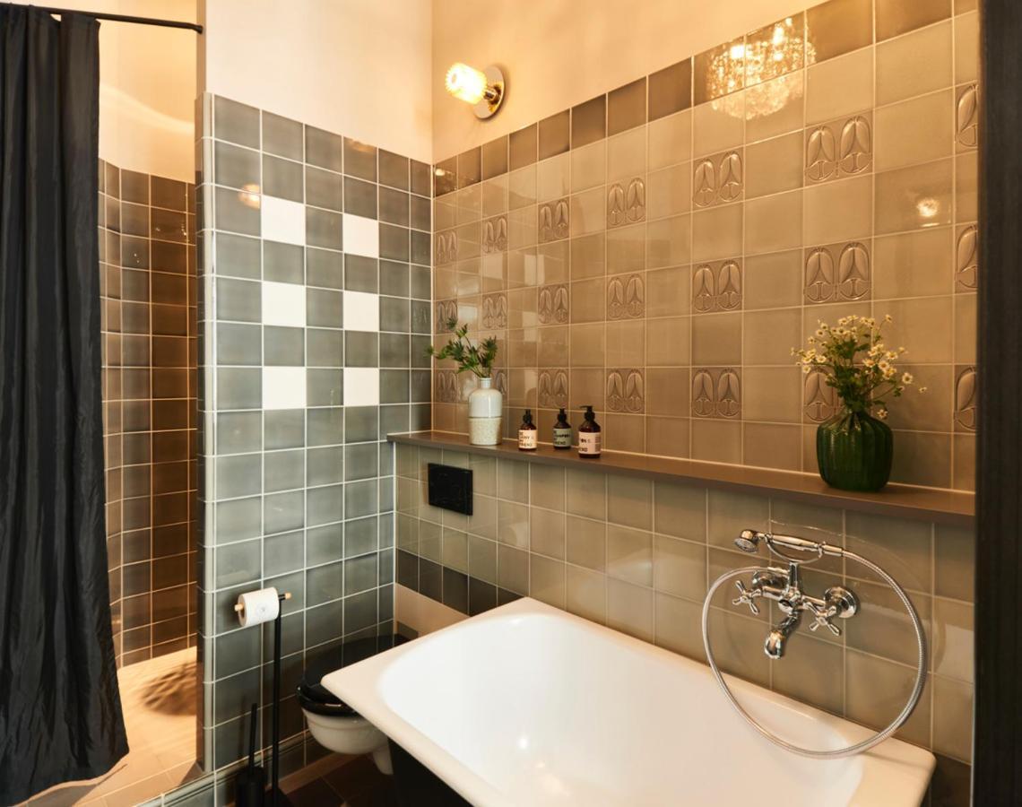 Two-Bedroom Apartment Tschaikowskistr 19